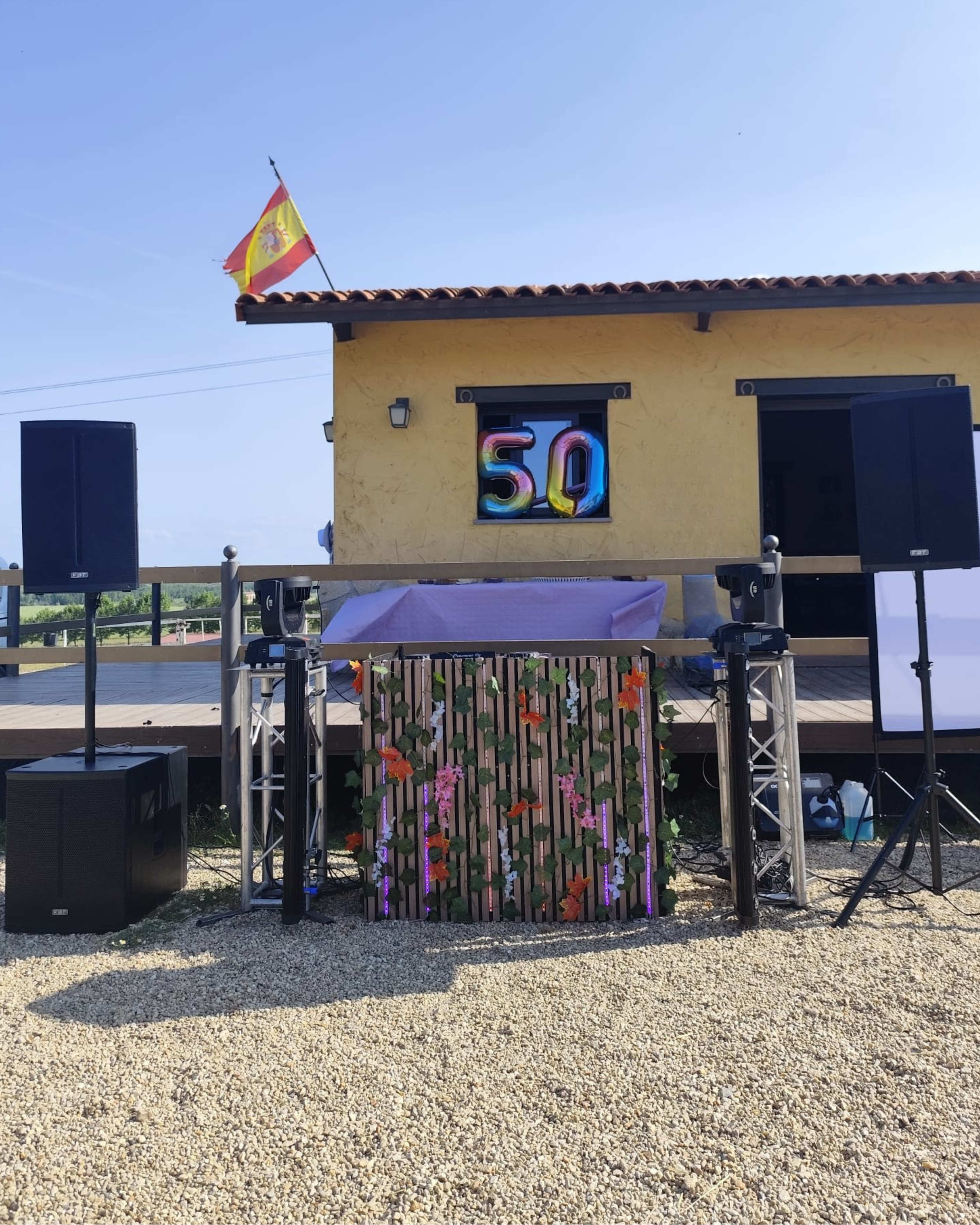 Equipo de sonido preparado para una celebración