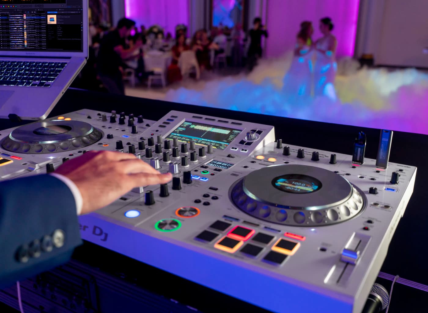 Montaje de DJ e iluminación durante una boda