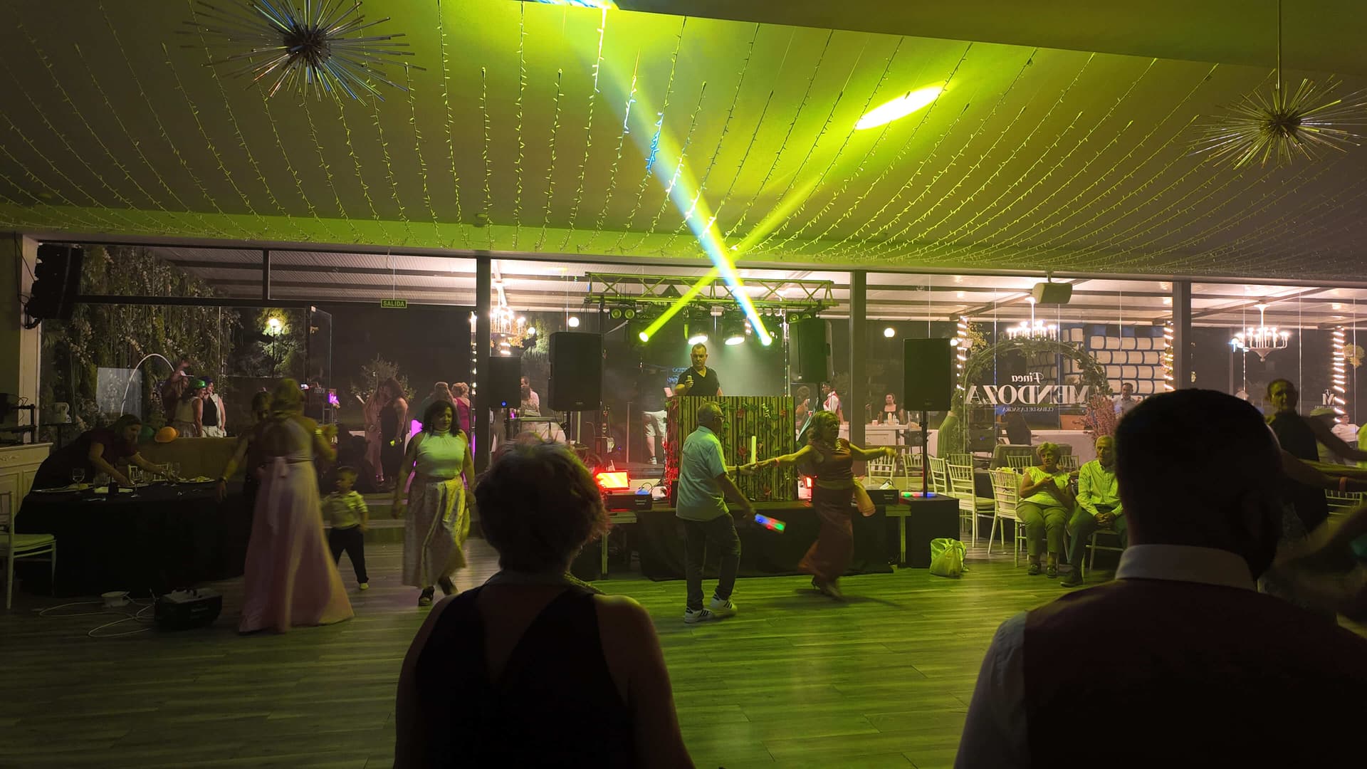 DJ profesional creando ambiente en un evento de Conect Eventos